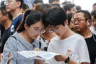 林德斯：球队的风格很适合范迪克，他在今年成长了很多